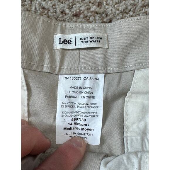 NWT - LEE, Stretch Natural Fit Capri pants/shorts; Size 14, Khaki/Tan - Picture 5 of 6